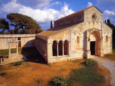 Il monastero di Santa Maria delle Cerrate visto da un'altra angolazione